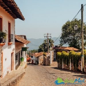 Places similar to Sayulita? La Cruz De Huanacaxtle is ranked high by locals and tourists. Discover more here. 