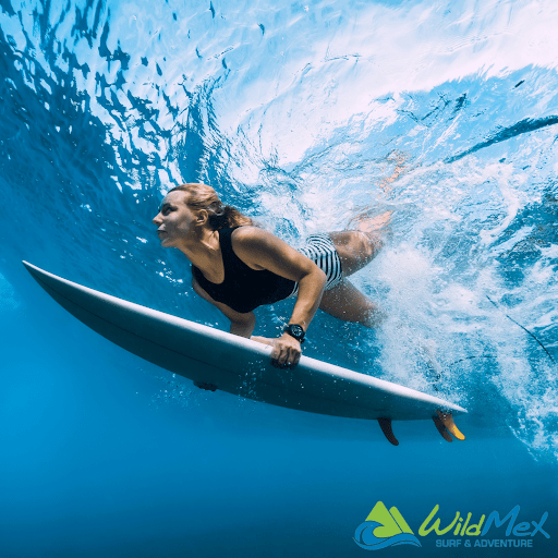 Aprender duck dives y turtle rolls son una excelente manera de progresar cuando surfeas en Punta Mita
