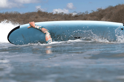Prueba el turtle roll mientras aprendes a surfear en México