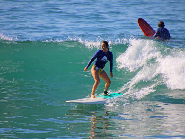 Si quieres probar algo nuevo este verano, Playa La Lancha te espera. Déjate llevar, descubre el surf y vive la experiencia. Nos vemos en el agua. 🤙🌊 